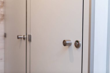 Bu gösterişli beyaz tuvalet kapıları modern paslanmaz çelik saplarla tasarlandı. Kolaylık ve zarafeti birleştiriyor.