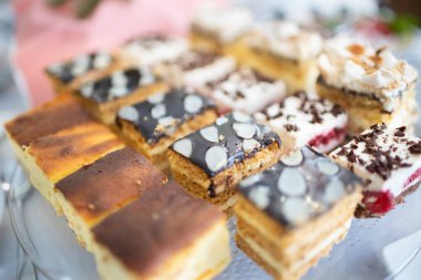 Her kutlama için mükemmel katmanlı pastalar ve kekler, herkesi mutlu eder.