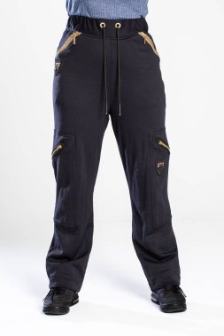 Bu şık pantolonun fermuarlı cepleri var, rahat ve şık bir tarzı var.