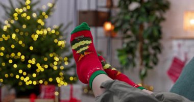 Bu şenlikli kırmızı Noel çorapları, tatil sıcaklığı ve tezahüratı eklemek için harika bir tasarım ile birlikte geliyor.