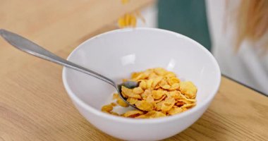 Sıcacık bir ortamda gevrek gevrek gevreklerden oluşan basit ama sağlıklı bir kahvaltıya doymak.