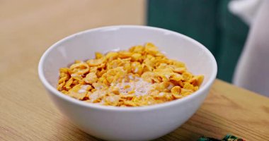 Süte batırılmış lezzetli mısır gevrekleri, kahvaltı için idealdir veya her zaman lezzetli bir atıştırmalık.