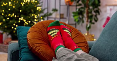 Bu bayram mevsiminde, güzel dekore edilmiş Noel ağacının etrafında toplanan şenlikli çorapların keyfini çıkarın.