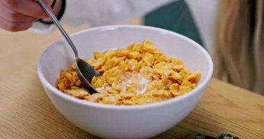 Lezzetli mısır gevreği ve kremalı sütlü bir kase, kahvaltı için harika ya da lezzetli bir atıştırmalık seçeneği.