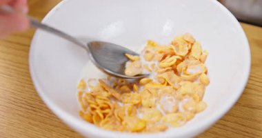 Lezzetli ve sağlıklı bir kase taze sütlü mısır gevreği, kahvaltı için mükemmel ya da hızlı bir atıştırmalık