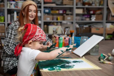 Çocuk ve yetişkin arasında keyifli bir resim oturumu yaratıcılığı, hayal gücünü ve bağlanma anlarını teşvik eder.