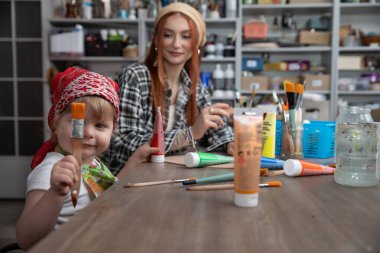 Bir anne ve çocuğu arasında keyifli bir an. Birlikte yaratıcı resim yapmayı seviyorlar.