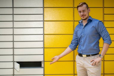 Bir kişi, posta dağıtımı için sunduğu kolaylığı vurgulayan eşsiz ve yenilikçi bir posta kutusu tasarımıyla meşgul olur