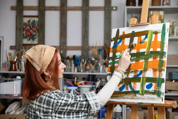 Samimi bir stüdyoda, kendini işine adamış bir sanatçı büyüleyici ve soyut bir eser yaratmak için özenle çalışıyor.