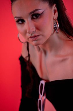 Göz kamaştırıcı ve göz kamaştırıcı bir moda portresi canlı ve canlı renklerle birlikte çarpıcı bir makyaj.