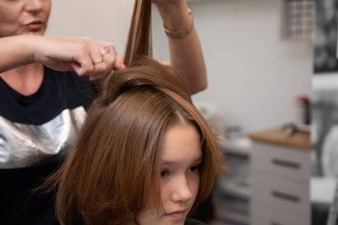 Son derece yetenekli bir stilist müşterilerinde gelişmiş ve zarif saç şekillendirme teknikleri sergiler.