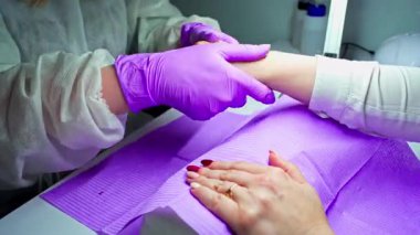 Çok yetenekli ve profesyonel bir tırnak teknisyeni müşterilerine özel bakım ve tedavi sunar.