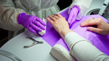 Tırnak tedavisi ve titiz bakım için çeşitli teknikleri vurgulayan profesyonel bir manikür seansı