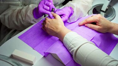 Kullanılan çeşitli manikür teknikleri ve araçları etkili bir şekilde gösteren kapsamlı profesyonel bir tırnak bakımı seansı