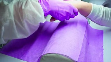 Profesyonel manikür sürecini ustalıklı ve uzman teknikleriyle güzelleştiren canlı bir mor ayar.