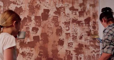 Bu keşif, katılımcılar arasında yaratıcılığı ve takım çalışmasını vurgulayan işbirlikçi bir resim deneyimi sergiliyor.