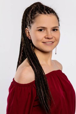 Şık bir bordo bluz giymiş uzun örgülü genç bir kadını gösteren canlı ve büyüleyici bir portre.