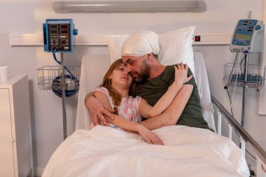 Aile ve çocuk arasındaki hastane ortamında derin bir sevgi ve sarsılmaz bir destek anı.