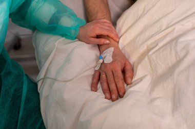 Kendini adamış bir bakıcı ile sağlık hizmetlerindeki bir hasta arasında paylaşılan değerli bir şefkat anı.