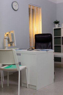 Minimalist mobilyaların yer aldığı ve rahatlatıcı, rahatlatıcı bir atmosfer yaratan hoş bir modern ofis.
