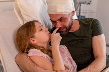 Sevgi dolu bir baba ve kızı arasında özenle dolu bir hastane ortamında derin bir duygusal an paylaşılır.