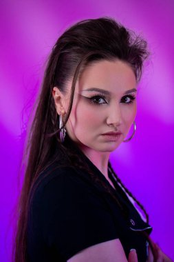 Çarpıcı bir portre etkin bir şekilde muazzam bir özgüven ve canlı bir zemin üzerine kurulu cesur bir stil sergiliyor.