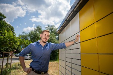 Yetenekli genç bir mimar coşkuyla etkileyici bir enerji binası sunar etkileyici bir dış görünüş.