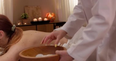 Nihai rahatlama ve sükunet için doğal elementlerle rahatlatıcı bir masaj deneyiminin tadını çıkarın.
