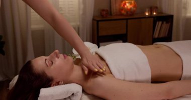Huzurlu bir masaj sahnesi, nihai rahatlama ve gençleştirme deneyimini güzel bir şekilde ön plana çıkarıyor.