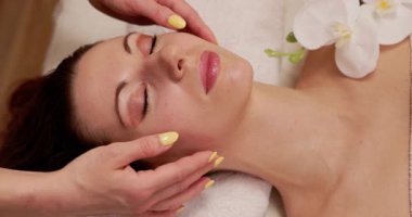 Gençleşme ve rahatlama için tasarlanmış rahatlatıcı yüz masajımızla derin bir huzur ve rahatlığın tadını çıkarın.