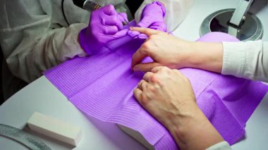 Yetenekli bir tırnak teknisyeni manikür ya da pedikür yaparken hassas aletler kullanır.