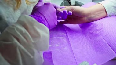 Bu, çeşitli araç ve teknikleri vurgulayan kapsamlı bir tırnak bakım tedavisinin ayrıntılı bir görünümünü sunar