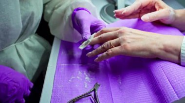 Sağlıklı ve geliştirilmiş çiviler için kullanılan araçları ve teknikleri vurgulayan manikür prosedürünün ayrıntılı bir görüntüsü