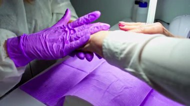 Olağanüstü özen ve tırnak tedavisi tekniklerini vurgulayan ustalıkla gerçekleştirilmiş bir manikür seansına katılın.