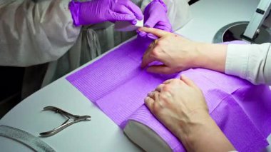 Manikürde ustalıkla gerçekleştirilen maniküre kapsamlı ve ayrıntılı bir bakış, tırnak bakımı ve sanatsal becerilerin altını çizmek