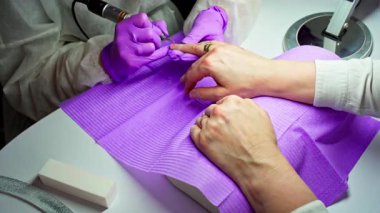 Kusursuz çiviler için profesyonel aletler ve tekniklerle kapsamlı bir tırnak bakımı seansı keşfedin