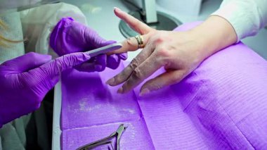 Hassas ve titiz tedaviye odaklanan uzman tırnak tedavisi, her müşteri için çarpıcı sonuçlar sunar