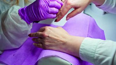 Bu profesyonel bir manikür seansının temel çivi bakım tekniklerine odaklanmış kesin bir keşfi.