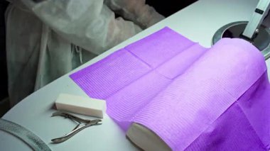 Tırnak bakımının zarif dünyasına dalın, uzman tekniklerini gösterin ve bir dizi canlı renge