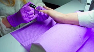 Modern bir salon ortamında uygulanan tüm tırnak sanatları uygulamasına bir göz atalım.