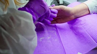 Bu profesyonel cilt tedavisi seansında müşterilere sunulan uzman bakım, titiz ilgi ve beceri