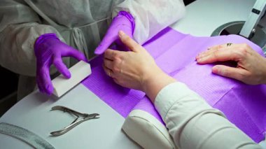 Çok yetenekli bir tırnak teknisyeni titiz ve detaylı manikür hizmetleri sunar.