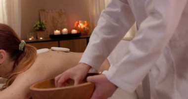 Derin bir sükunet ve sükunet hissedin. Nihai rahatlama için rahatlatıcı bir atmosferde profesyonel bir masaj ile.