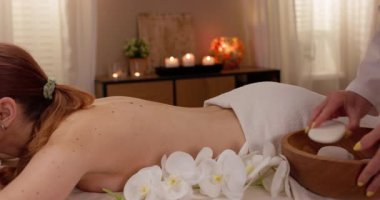 Doğal elementlerin özüyle geliştirilmiş rahatlatıcı masaj terapimizle kendinizi saf sükunete daldırın.
