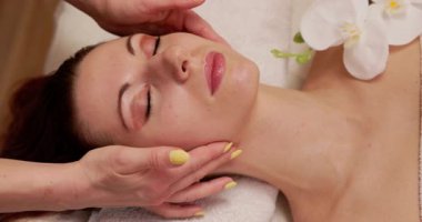 Rahatlamak için doğal güzelliğini güzelleştiren rahatlatıcı bir yüz masajı yap.