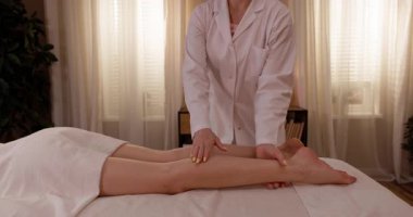 Rahatlamayı ve genel sağlık faydalarını vurgulayan derin bir masaj terapisi deneyimi yaşayın.