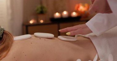 Rahatlatıcı sıcak bir taş masajına ne dersin? Stres atmana yardımcı olur ve derin rahatlamanı önemli ölçüde arttırır.