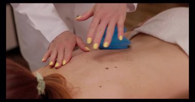 Rahatlama ve rahatlama amaçlı yenilikçi araçların kullanımını vurgulayan sakin ve sakin bir masaj oturumu