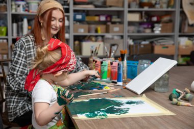 Bir yetişkin ve çocuk arasındaki yaratıcılığın ve bağlanmanın gerçek özünü güzel bir şekilde yansıtan neşeli bir sanat oturumu.