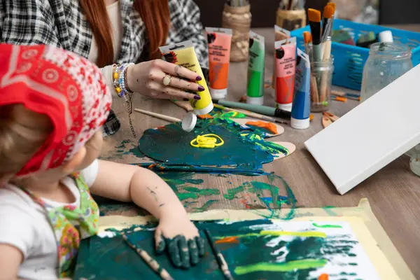 Çocuklar ve yetişkinler için yaratıcı bir resim yapma, yaratıcılığı teşvik etme ve birbirlerine bağlanma konusunda neşeli bir sanat oturumu.
